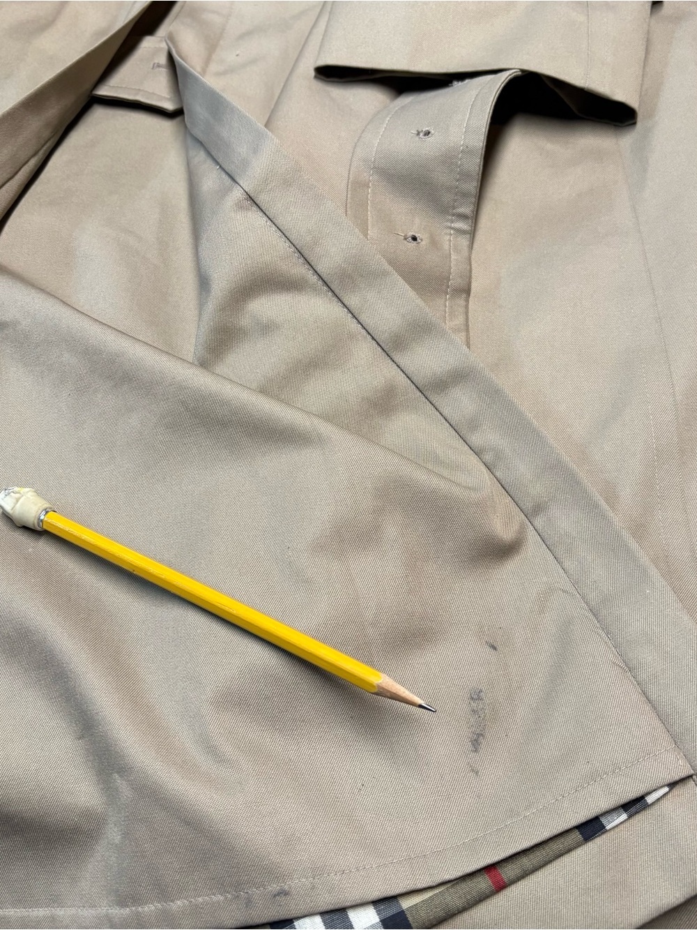 Burberry trench coat. - Picture 16 of 16